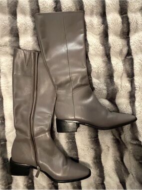 Paolo Knee-High Heeled Boots in Grey
Size 12M